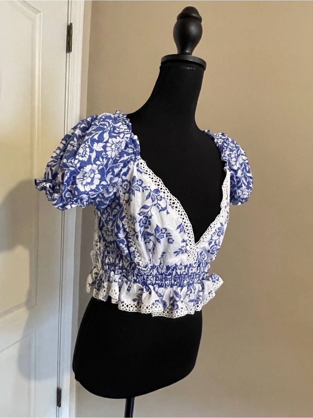 Altar’d State Cottagecore Milkmaid Toile Floral Crop Top Puff Sleeve Smocked L - Picture 4 of 9